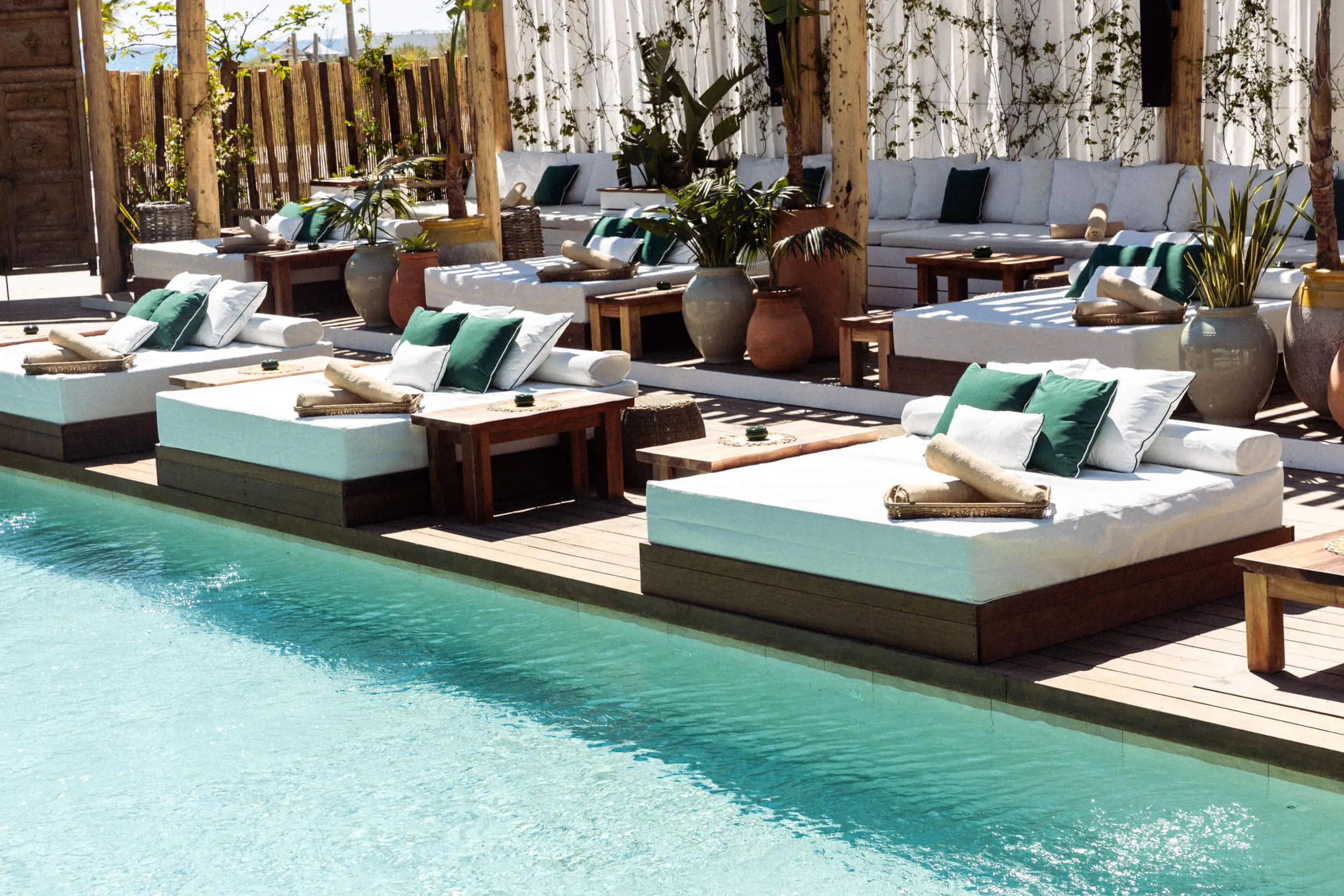 Nikki Beach Saint-Tropez — beach club festif sur la plage de Pampelonne